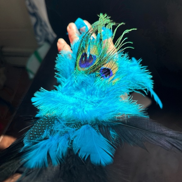 Vibrant Peacock Blue and Green Black Gloves Feather - Picture 3 of 5